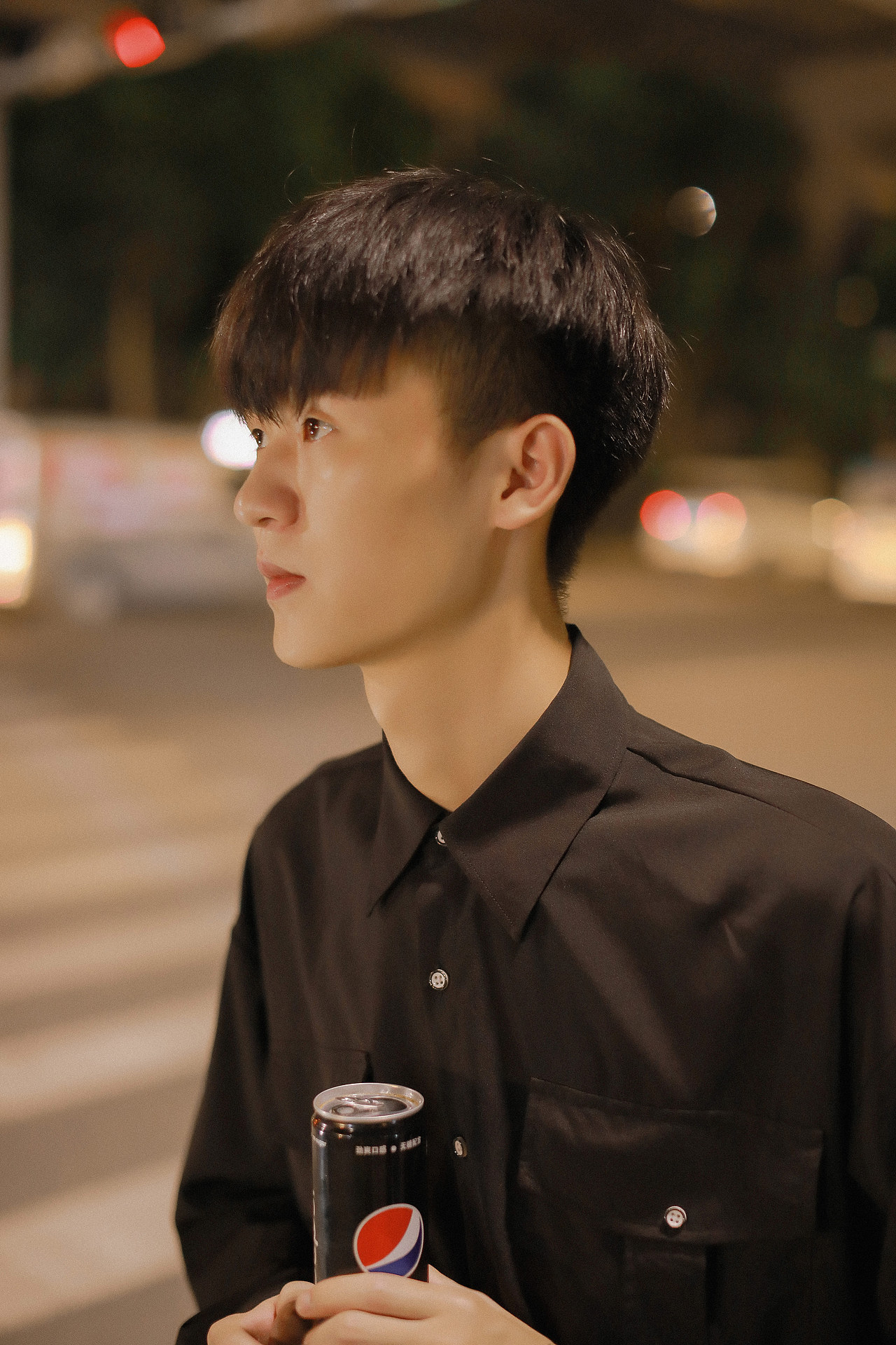 一组男生夜景人像