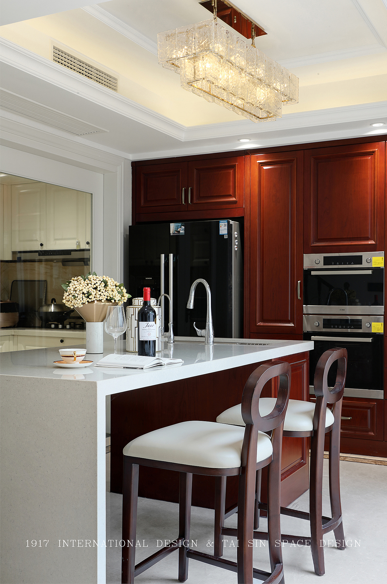 After a meal, face the courtyard. A glass of red wine, a book, the slow life of the sun.