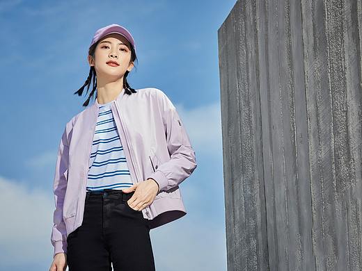 蓝天白云下的飞行员夹克