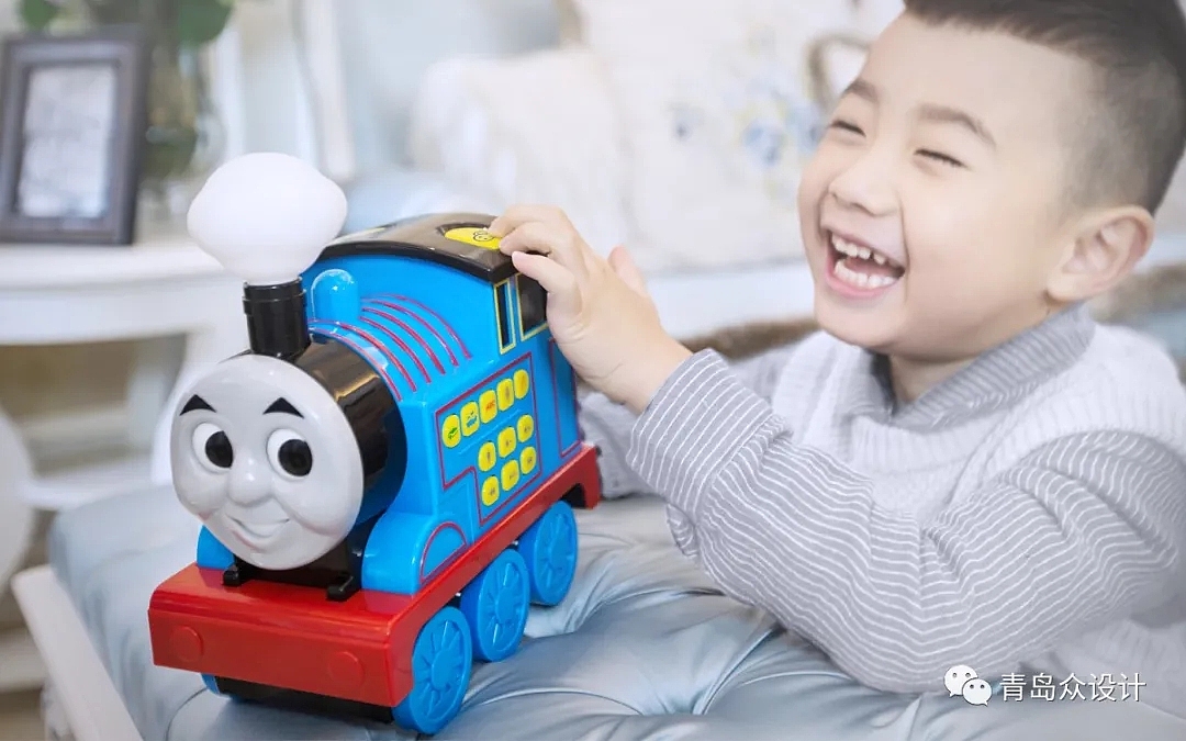 托马斯故事机能够连接家里的WiF，当家长不在孩子身边的时候，也能够听到彼此的声音，陪伴孩子成长。