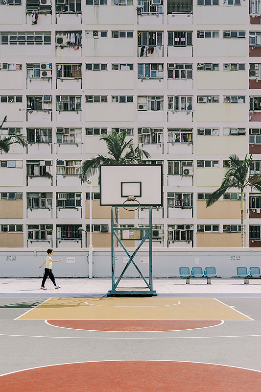 彩虹邨(村同邨),是香港最早期兴建的公共屋邨(cun)之一,位于九龙黄大仙区。车场旁边,彩虹般色彩的楼宇,独特的线条,就像是天然的布景板,操场又由明亮的蓝、橙色拼接出来,他们交响呼应,简直给人太美的视觉享受。