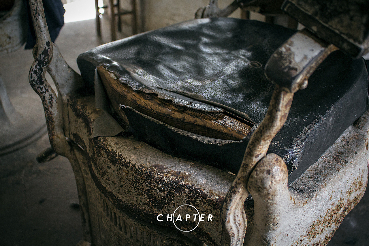 【CHAPTER】蘇州光福老街，一把60歲的理發(fā)椅。（圖ZNzcyMTAyNjA=） - 人文/紀(jì)實(shí)攝影 - 站酷設(shè)計(jì)師三千越甲原創(chuàng)素材 - 站酷ZCOOL
