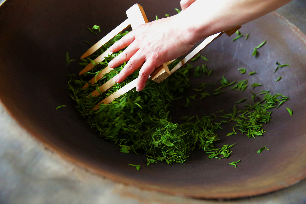 古法手工制茶 · 明前玲珑王小叶茶