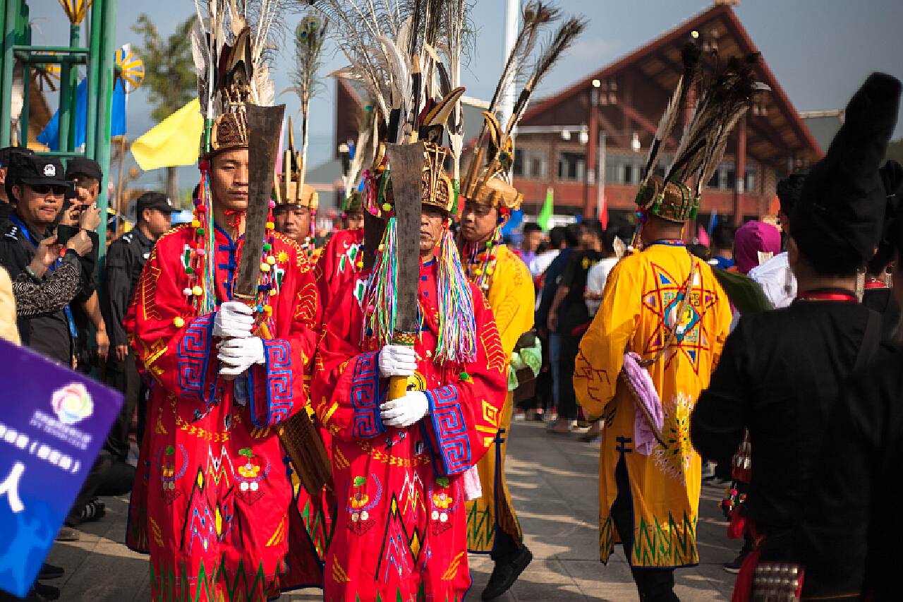 今年3月，耿马贺派景颇族举行第25个目瑙纵歌节，热闹非凡。再过5年|景颇族|耿马贺_新浪新闻
