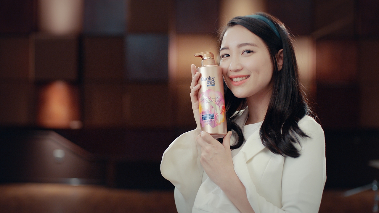 飘柔 x 歌手
<br>飘柔香氛洗发水，是最近飘柔力推的新产品，据说用它洗过的头发会使你具备磁场功能，让路人都忍不住想凑近多闻闻。<br><br>我们邀请了本届《歌手》最具话题性的新人张天来出演。搭配《歌手》的节目特色，我们设计了张天在录音棚中排练时发生的趣事：头发间传来的香气让乐队的乐手陶醉到忘记演奏。出演的乐队老师们也表演的真心很到位，仿佛隔着屏幕也能感受到现场排练的那股酷劲儿，闻得到那股飘香。