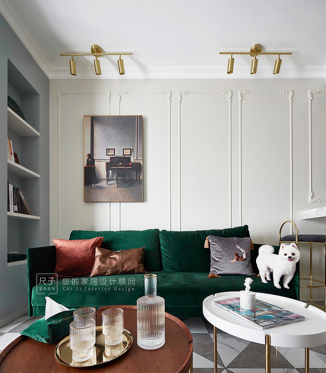 复古雕花墙面、金色灯饰，这些小饰物的布置，为居住者在寻常日子里增添些许朦胧的趣味性场景：待到闲时，阅读、逗弄狗狗或是小酌一杯，放慢脚步享受生活的美好。
