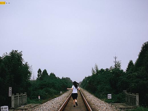 听见下雨的声音。