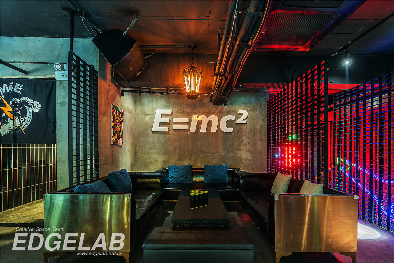 homie bar 这是一个以"发电厂"为主题的工业风酒吧.