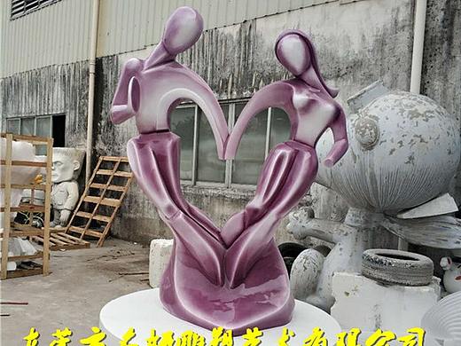 一组美出天际的玻璃钢情侣人像雕塑坐落在玫瑰花海中