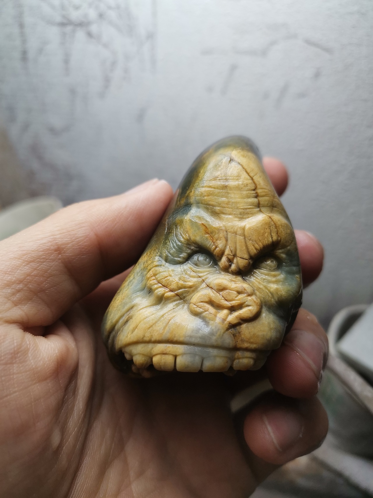 新疆和田玉籽料翠青俏色金刚大猩猩手把小摆件象原玉雕