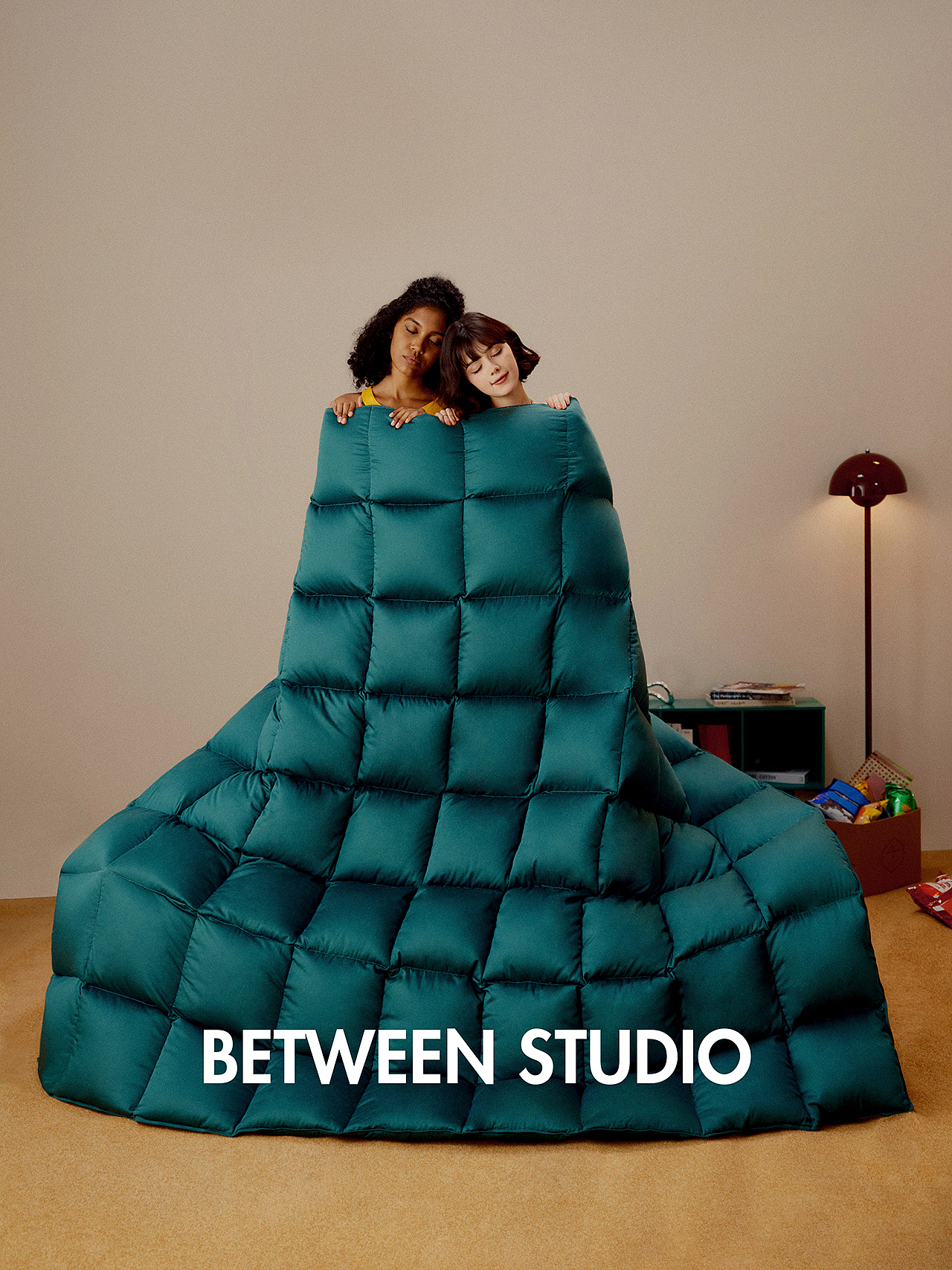 給BEVINK羽絨被拍的一組圖片（圖ZMzU1MjkxOTk2） - 人像攝影 - 站酷設(shè)計(jì)師知間BETWEEN原創(chuàng)素材 - 站酷ZCOOL