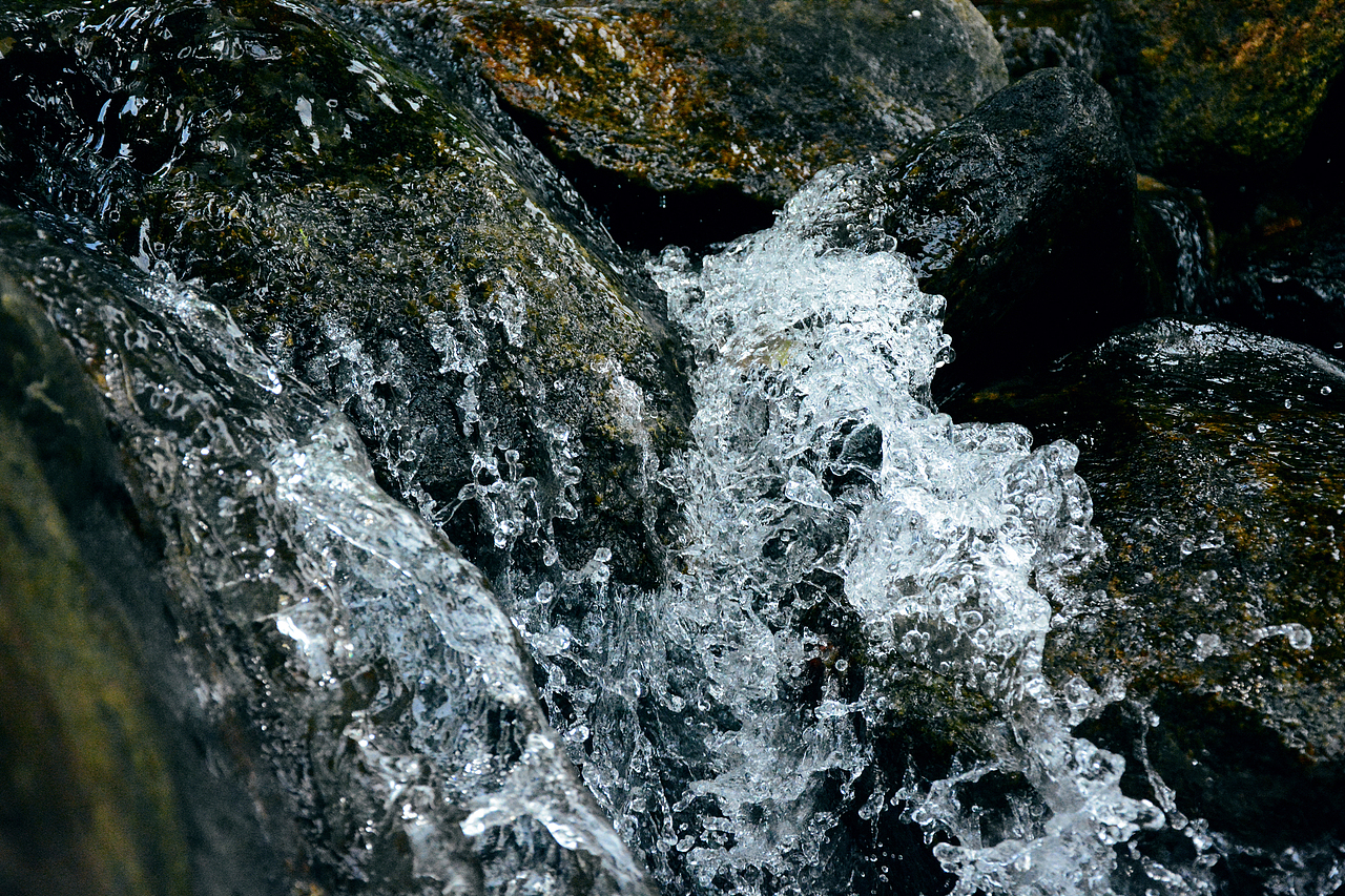 小溪流哗啦啦啦