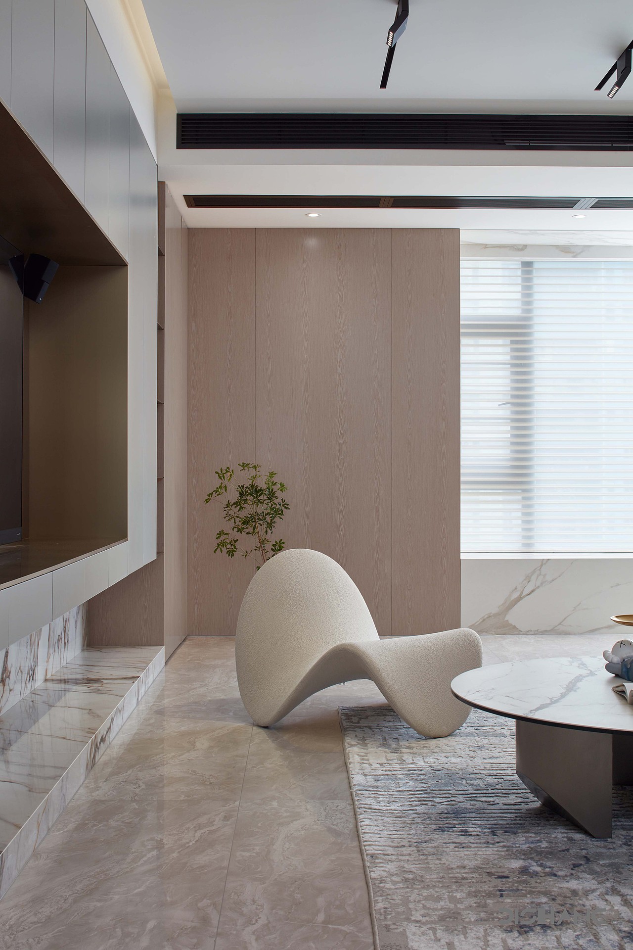 沙发后方定制整面不锈钢开放格,且规划回字双动线,巧妙串连室内各个领域,电视墙结合丰富的收纳,左侧灰色柜体衔接展示格,木饰面成了空间的点睛之笔,带来设计上的视觉新意,整体色调十分沉稳大气,通透的质感,又增添了几分开阔感。
<br>