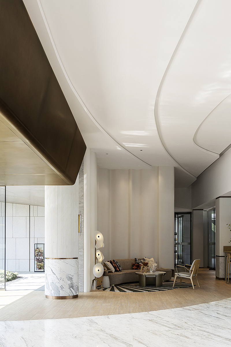 利落的流线勾勒出简约大气的空间感受，柔和的材质与色彩关系，为空间加载以人应有的情感与温度。