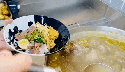 精心加入豐富配料
把濃湯倒入碗中<br>