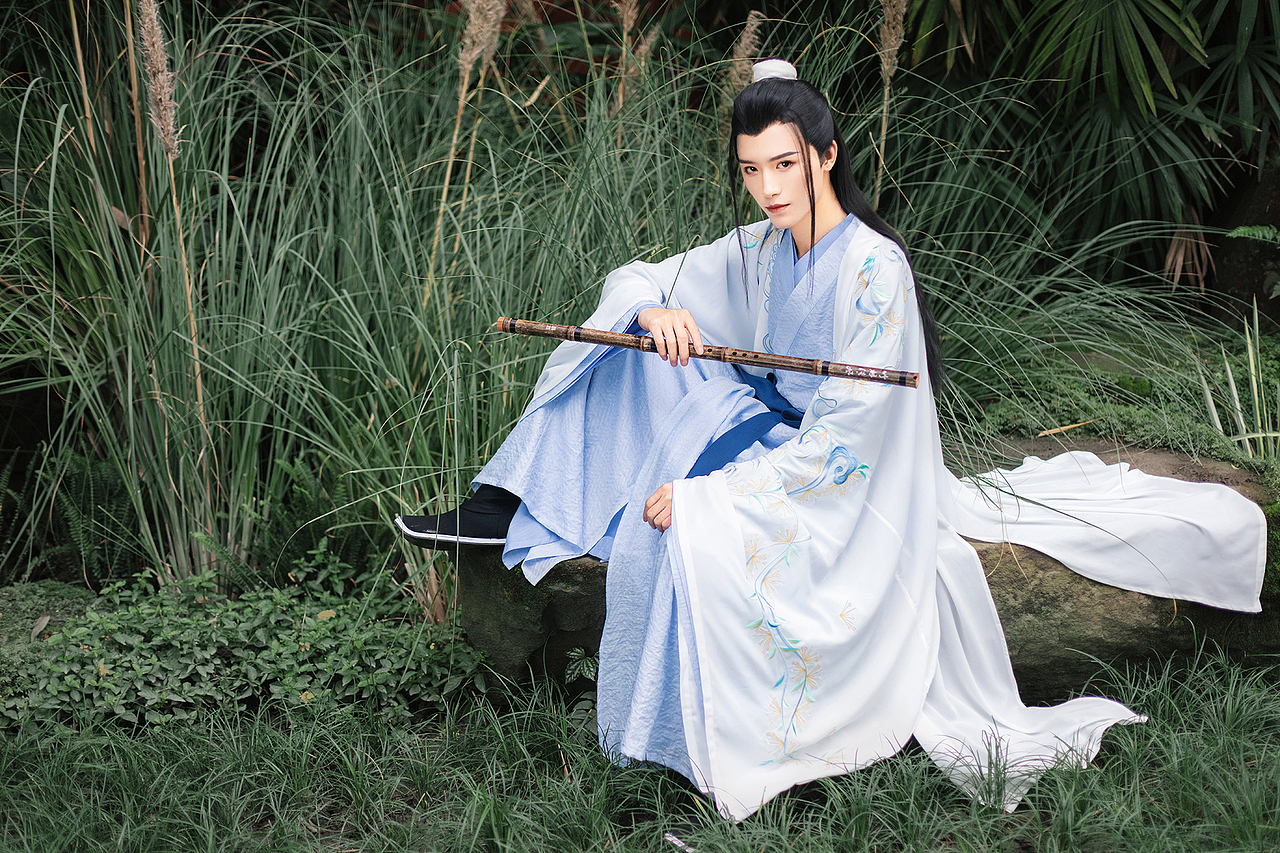 不肯画堂朱户,春风自在杨花