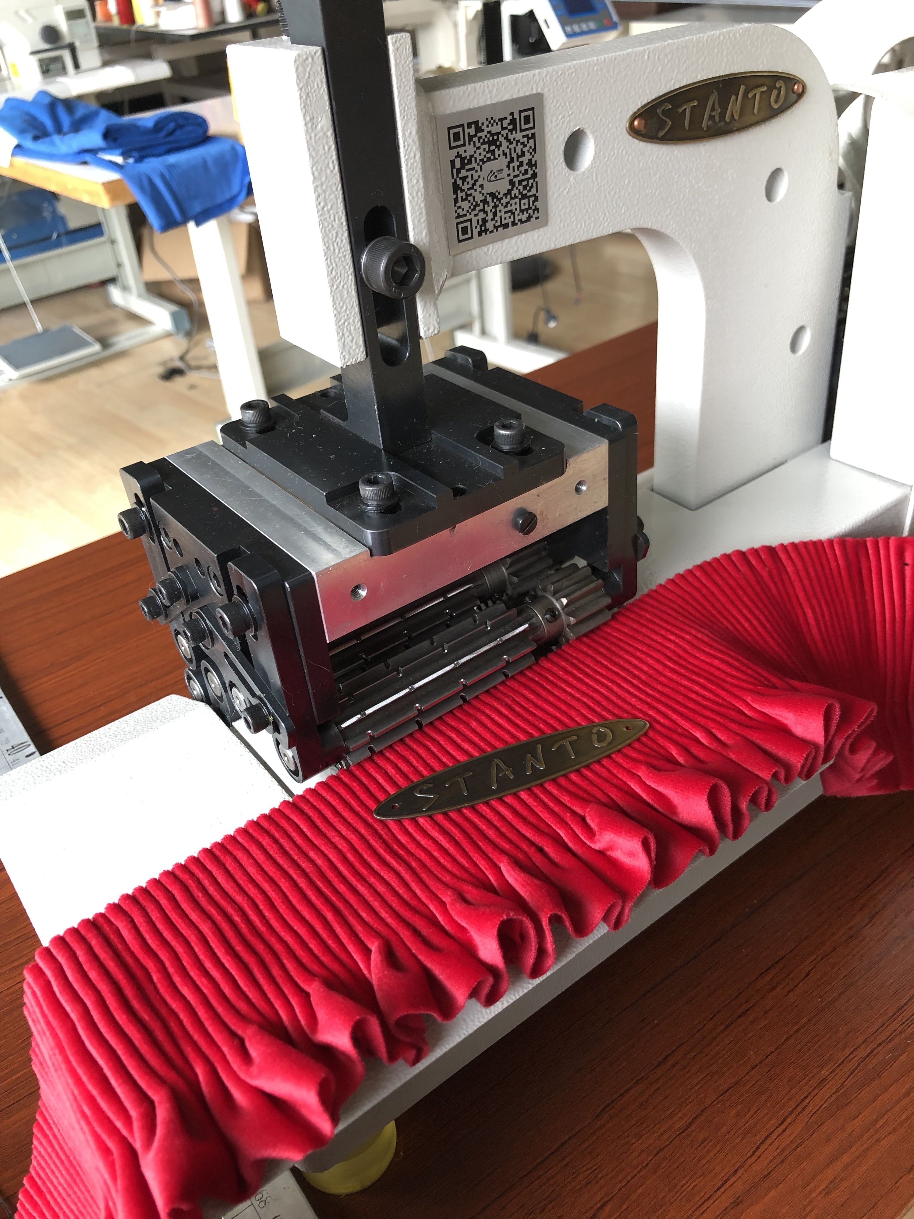 手工司马克打揽缩褶绣褶皱机学士服打褶工艺