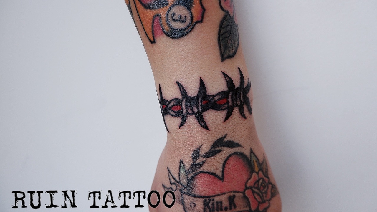 昆明纹身old school荆棘手环 废墟刺青