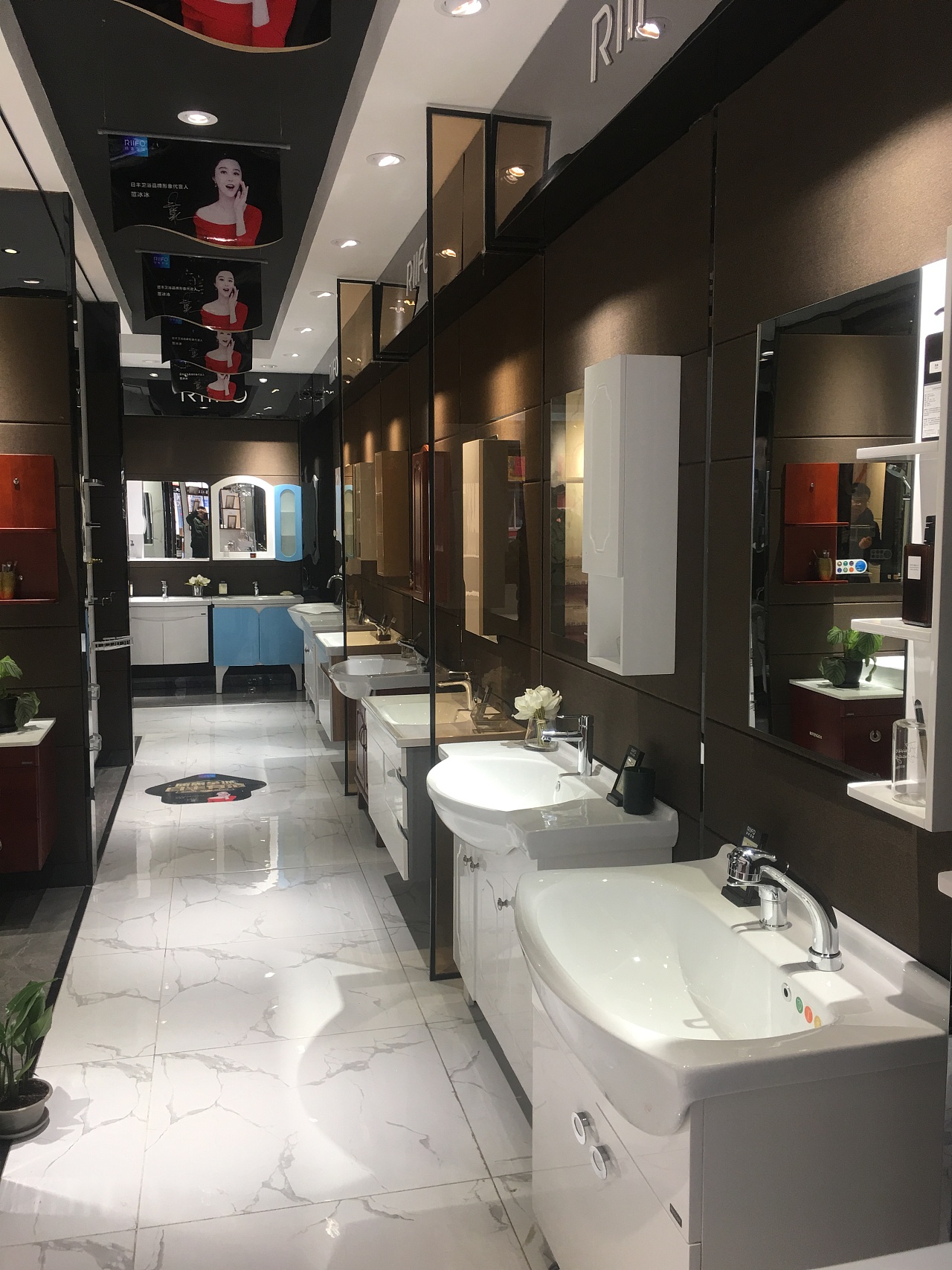 日丰浴室柜&日丰卫浴专卖店实景