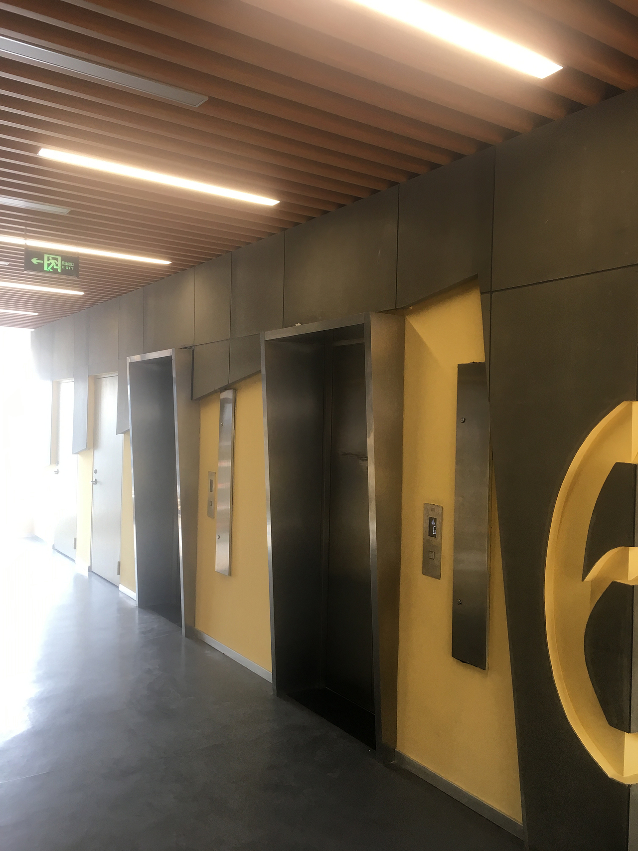 腾讯众创空间写字楼木丝板内部通道案例分享