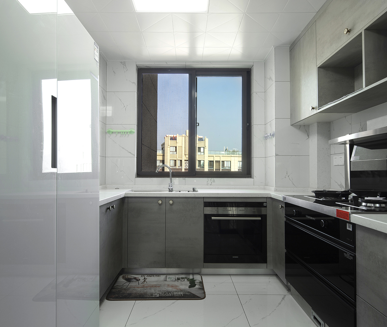 厨房水泥面的柜门配上白色的瓷砖,简约明亮,白色的大地砖铺贴到墙上