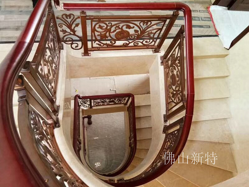 弯形铝板雕花镀铜楼梯护栏自主设计图片