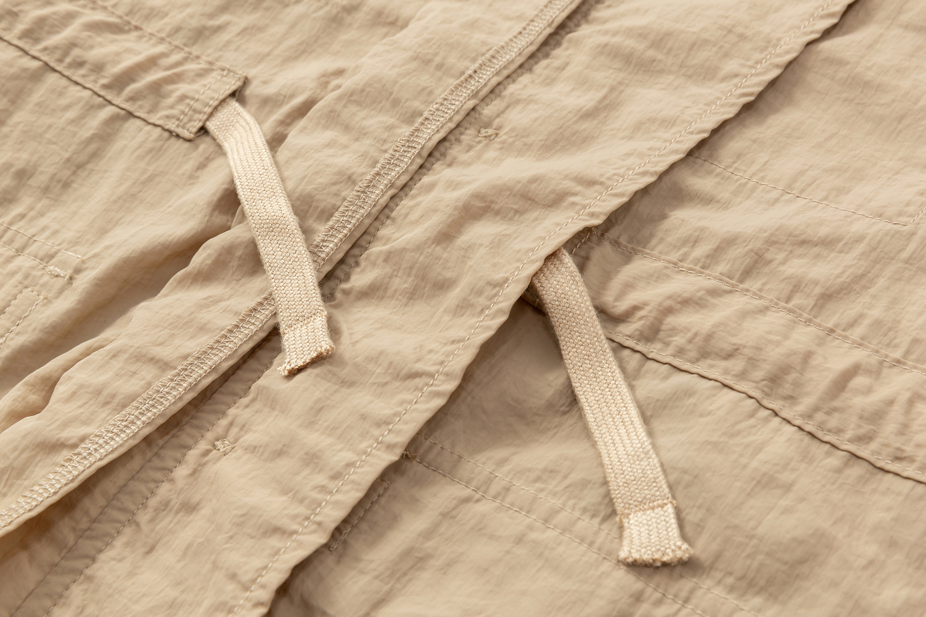 轻薄微皱风衣外套童装衣服服装白底静物拍摄