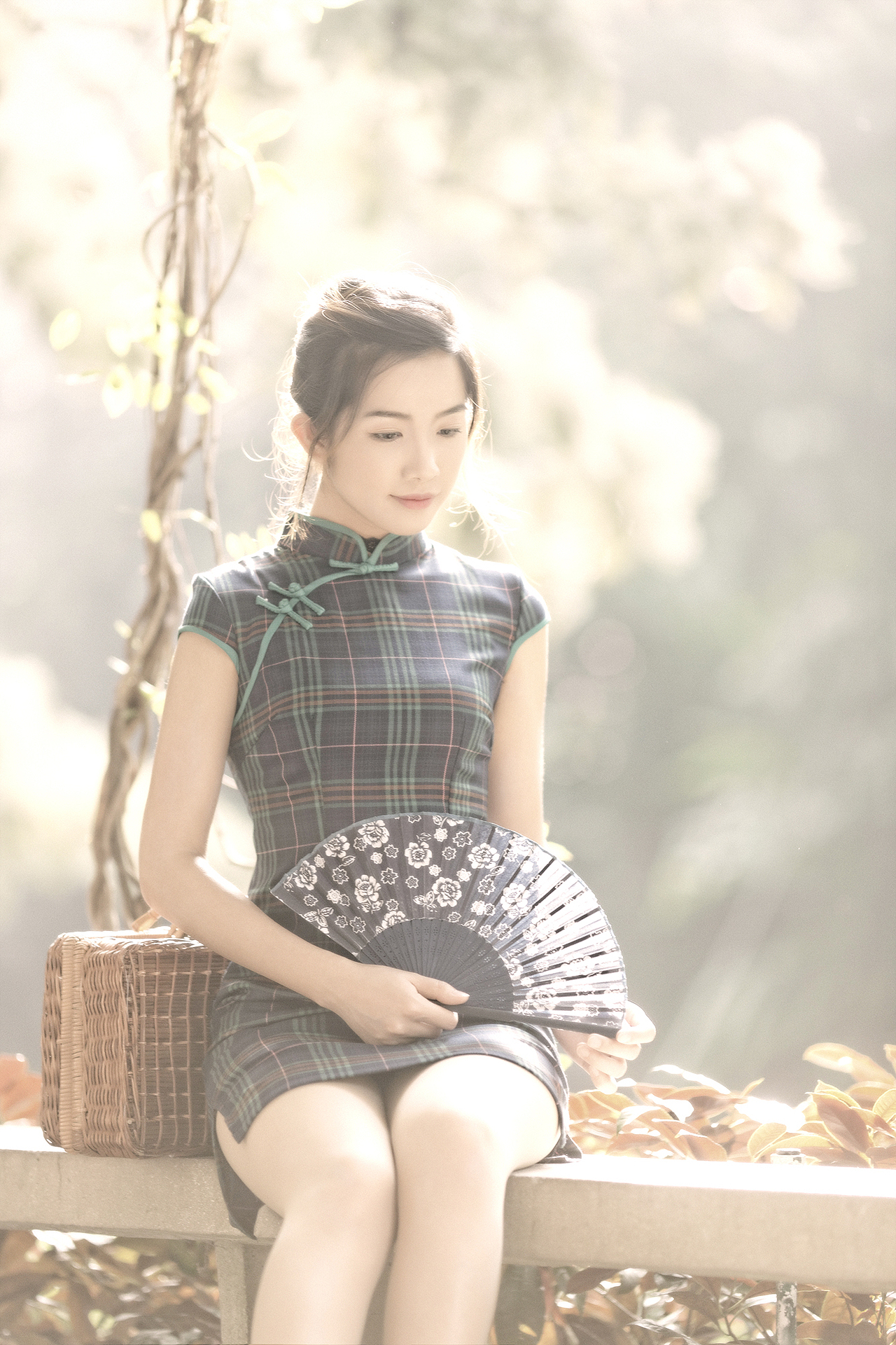 淡眉如秋水，玉肌伴清风，质傲清霜色，香含秋露华。