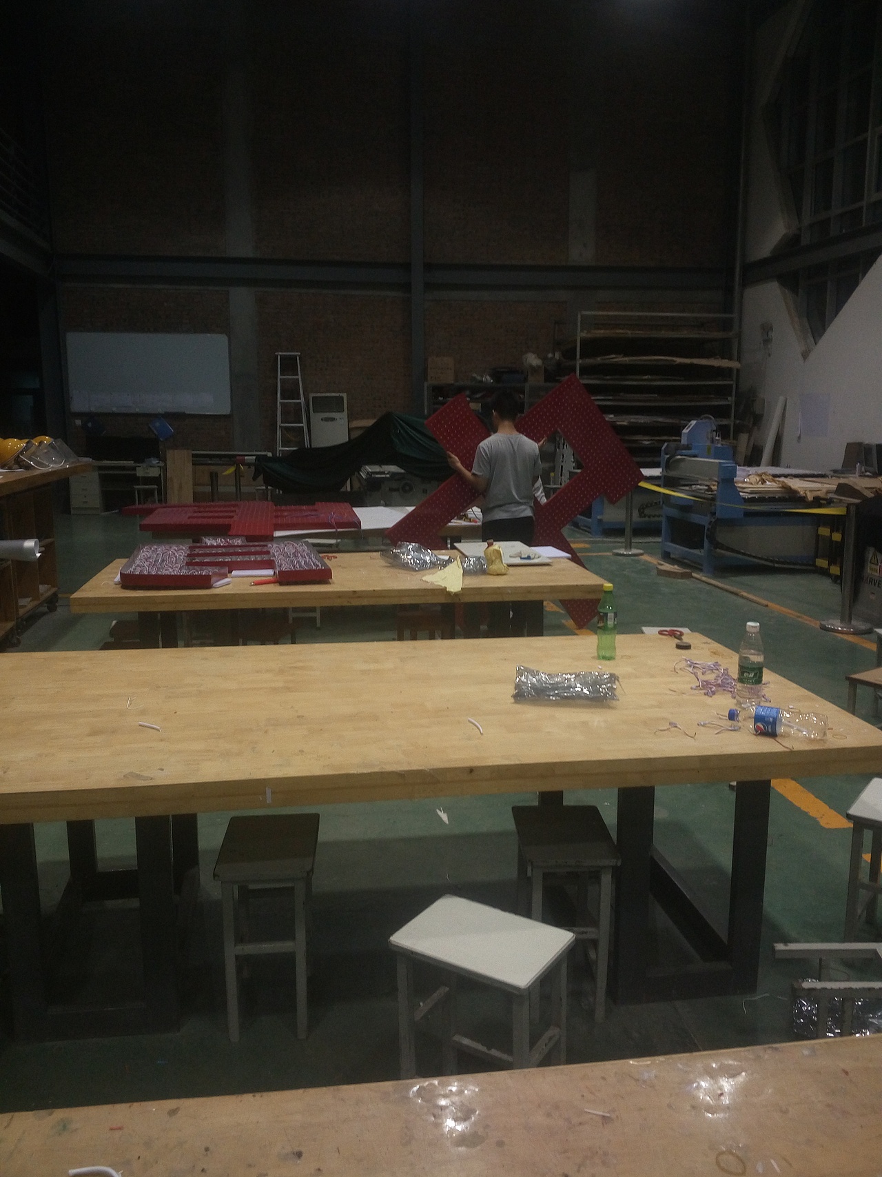 银泰电动汽车展销中心冲孔字