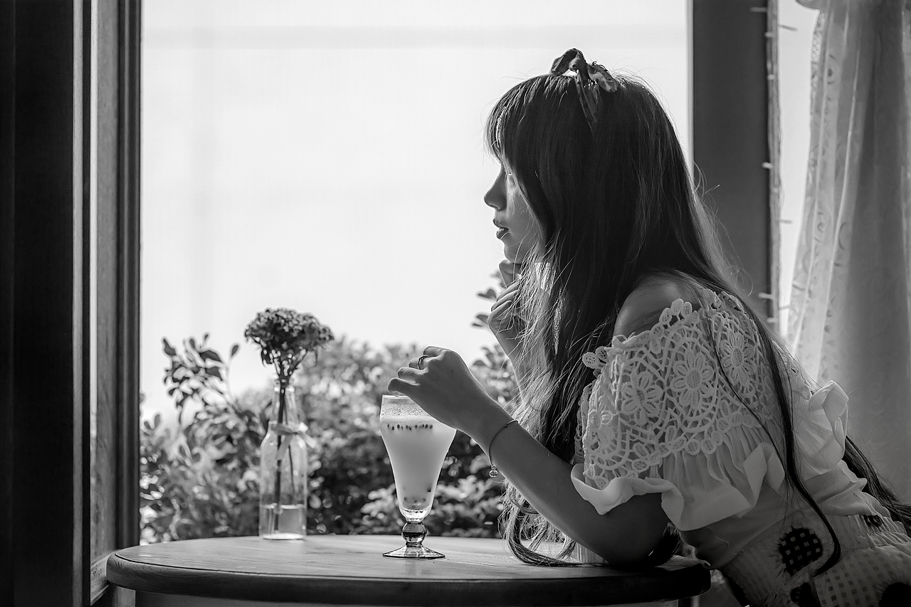 少女与花啡花（图ZNDYyOTQxMDQ=） - 人像摄影 - 站酷设计师travelling_t原创素材 - 站酷ZCOOL