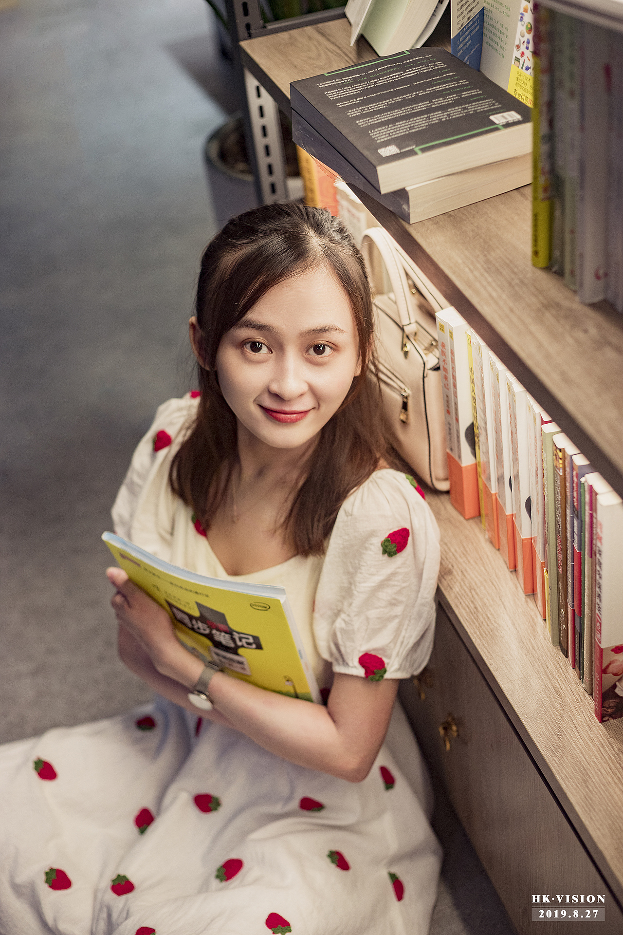 草莓图书馆（图ZMTczODg4MjAw） - 人像摄影 - 站酷设计师爱逃课的小二郎原创素材 - 站酷ZCOOL
