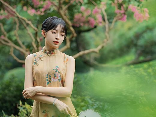 美人隔湘浦，一夕生秋风。