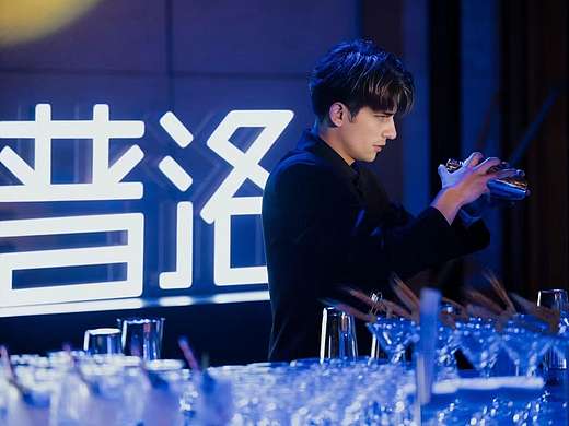北京龙门会外籍调酒师保罗为普洛品牌制作定制鸡尾酒。