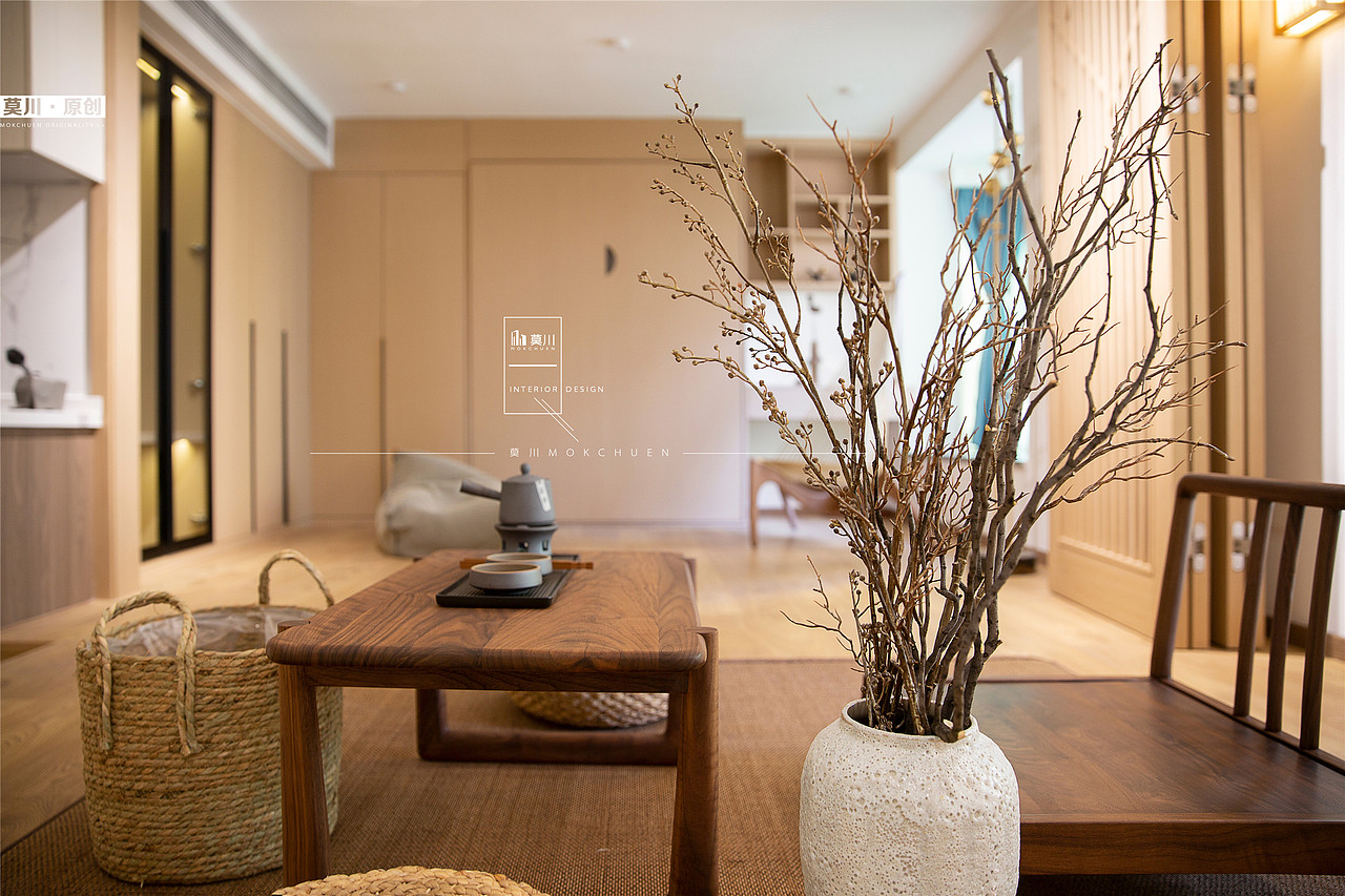 冬枝仿若在春日宅子里安然绽放，美丽动人。