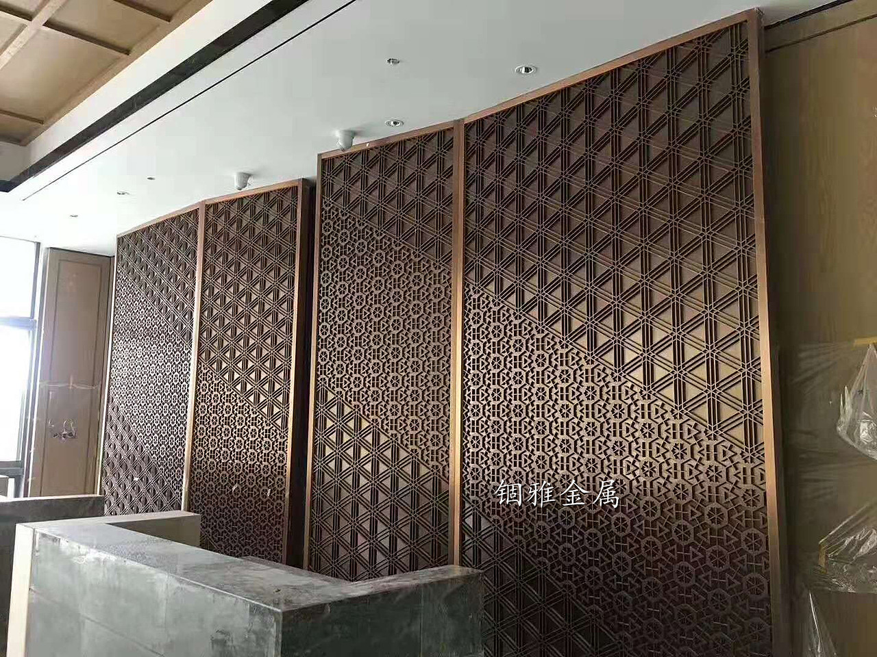 你是否也青睐黄古铜不锈钢花格装饰屏风?