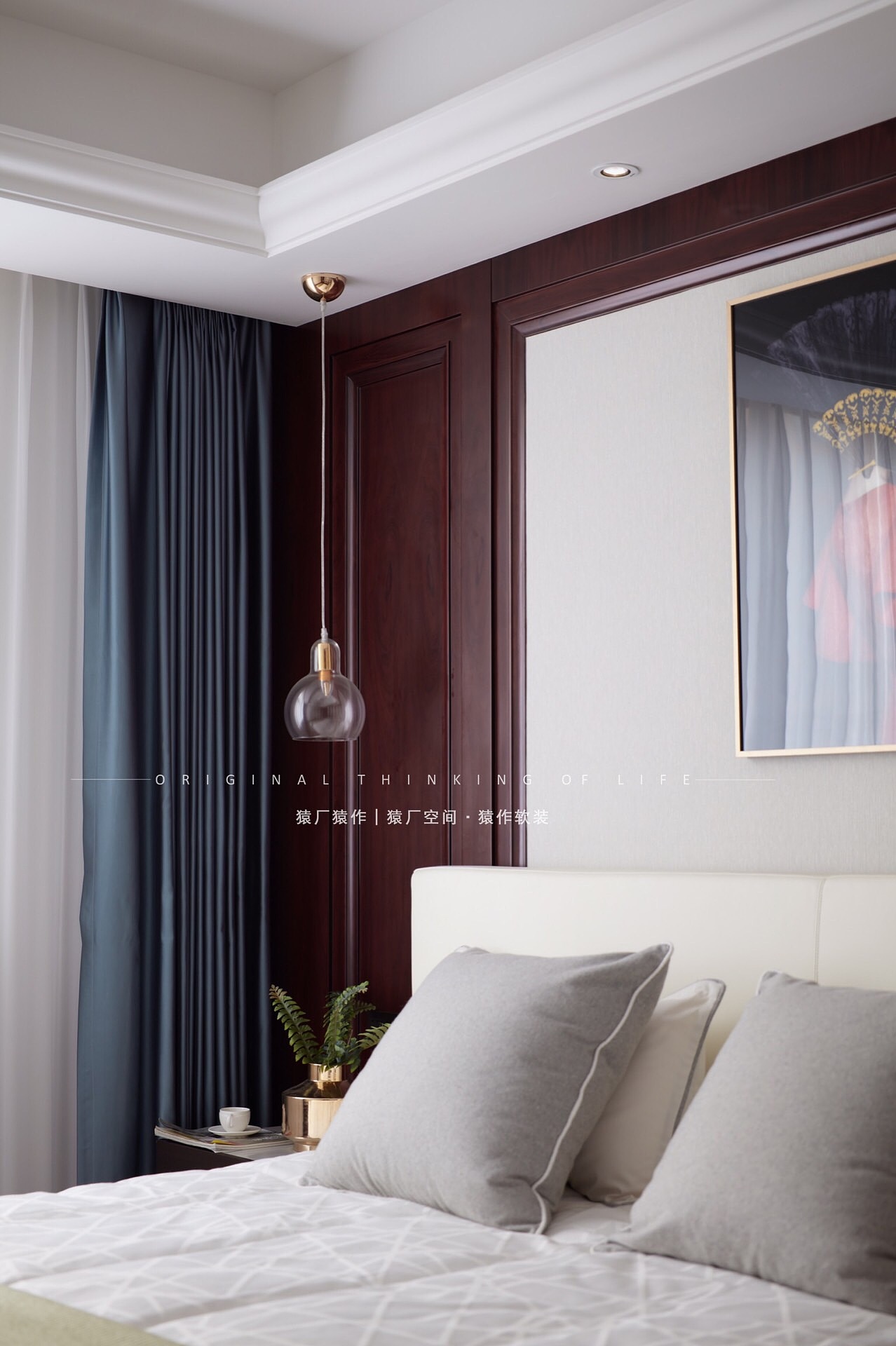 红木饰面的主卧背景墙,中间挂着一副拿着扇子的红色连衣裙背景女人挂画,搭配得刚刚好,显出格调。
香槟金灯艺、米白色的床品、蓝色的窗帘,升华整个空间的品质,提升现代感,进而营造出轻松、惬意的气氛。<br>