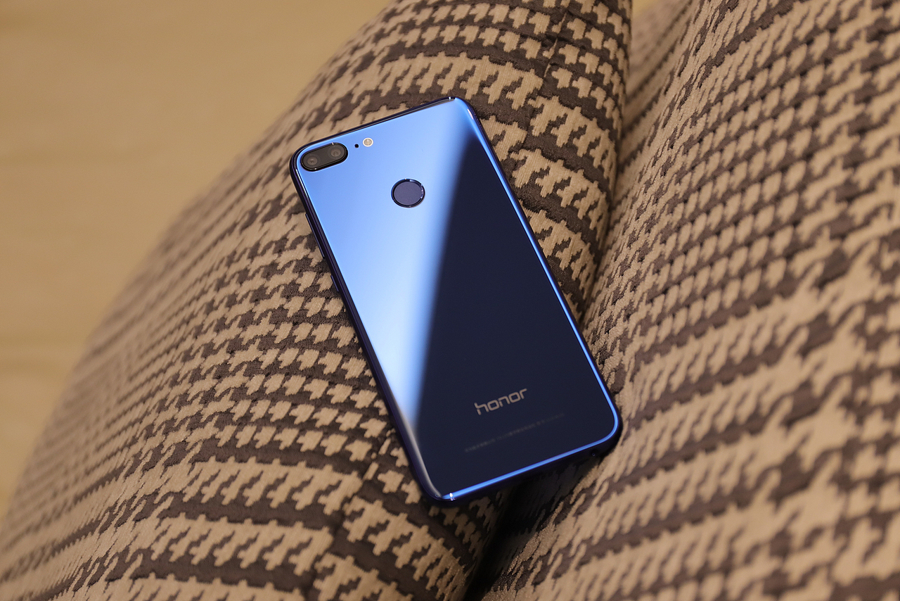 荣耀9 青春版 玻璃材质就是越看越喜欢!