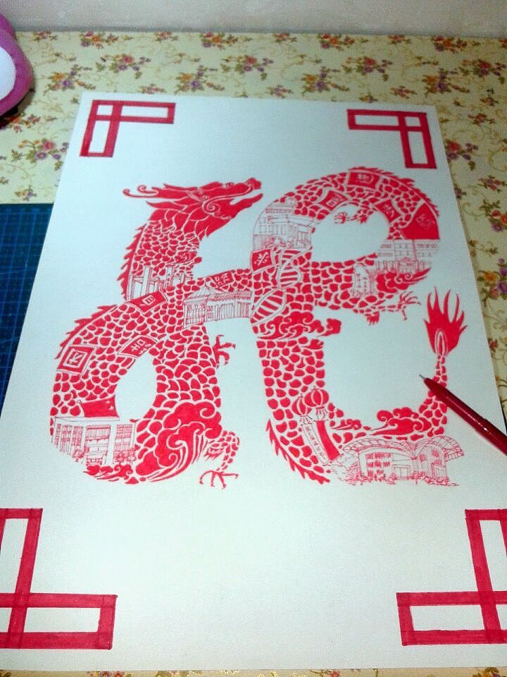 设计说明:本作品主题是民大情,红色蜿蜒的龙身是画面的主体,红色代表热情,吉祥等。龙蜿蜒的身躯是一个草书的龙字,龙图腾与汉字都算是我国的传统文化,将校园中一些标志性的建筑:民族之林、综合楼办公楼、图书馆、太阳鸟报告厅、金石滩图书馆,以及我们的设计学院,用速写的手法展现在龙的纹理之中。将民大团结,自强,求是,进步的校训也体现于龙身。
整体是剪纸风格,剪纸也是我国的传统民间艺术,每当人们过着喜庆节日的时候都会帖剪纸之类的来进行装饰,另有“披红”这么一说,设计节也算是我们学院的传统节日,希望这张图画也可以为设计节披红,四周的边框又带着一些窗棂的感觉,比较简单的边框是为了衬托出主体物的细致。<br>