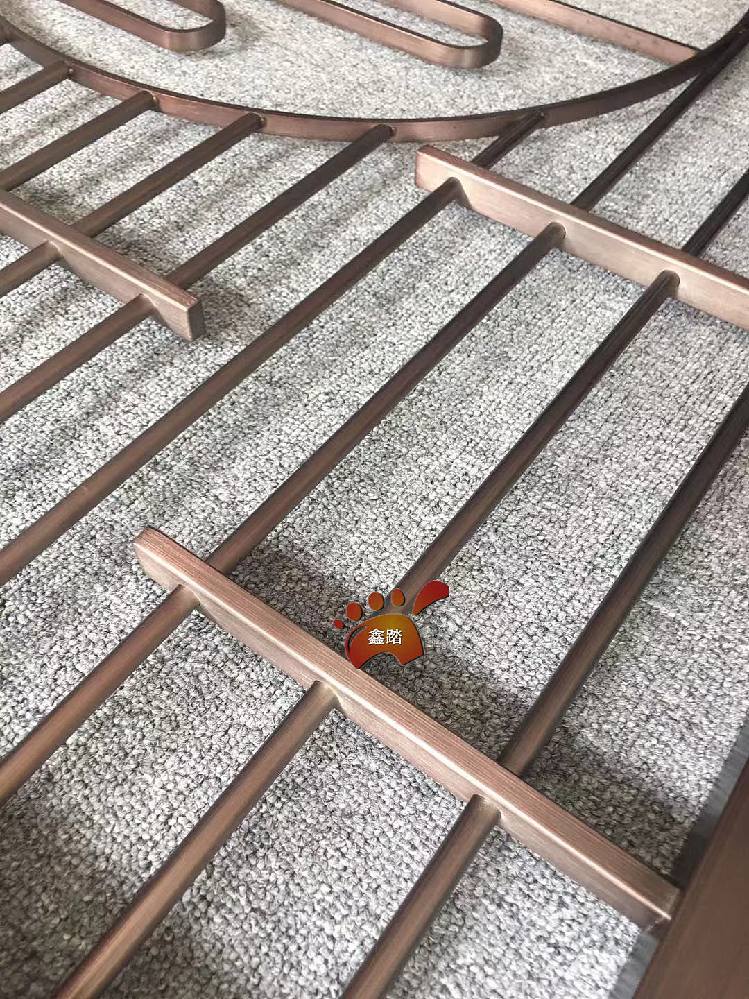 新中式不锈钢方管开孔对穿屏风古铜隔断别具一格的魅力