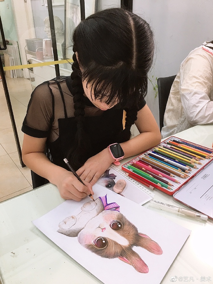 武汉小学生学画画、彩铅