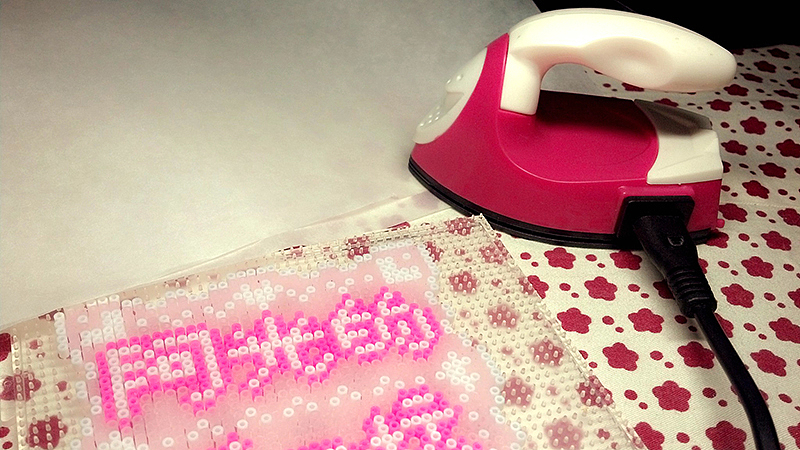 接下来稍微带点技术的来啦!
<br>把预先准备好的熨斗和助烫纸拿出来,熨斗要预热,童鞋们小心烫到手哦!助烫纸在这个教程中哑光助烫纸和亮面助烫纸都会展示给大家看。<br>