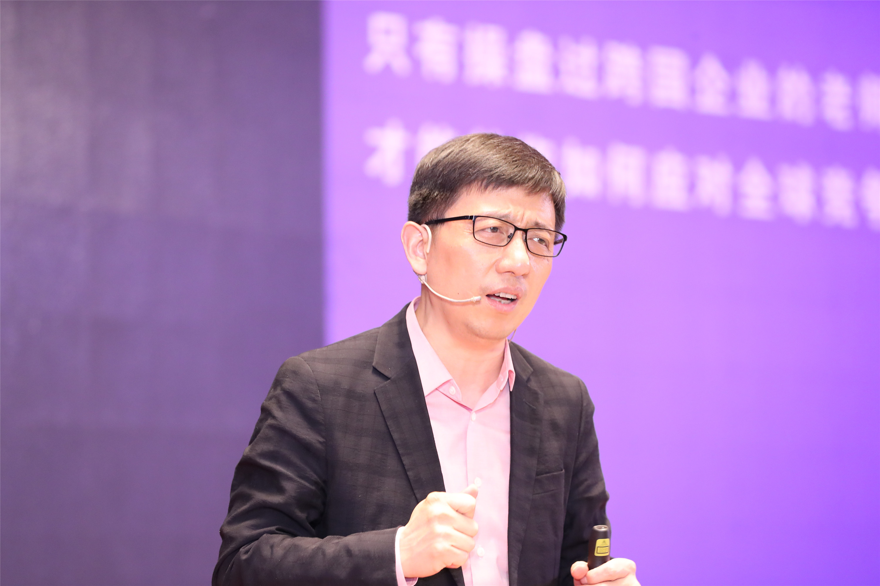 定位专家顾均辉现场演讲图