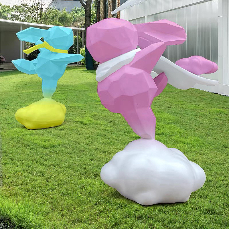 兔子的象征意义和它的生活习性与生活技巧密切相关。
兔子随时都靠灵敏的听觉和视觉来探测周国的动静,如果<br>有什么风吹草动,兔子先是<br>一动不动,精待其变,如果真<br>有危险,便以迅雷不及掩耳的速度飞奔而去。因此,中国<br>古代就有了"静如处子,动若脱免”的说法。于是兔子象征<br>着高度的警<br>惕性和容易受到惊吓。而且兔子善于挖掘复<br>杂的洞穴,于是还象征着具有迷惑性的人,或者有多种应<br>急能力的人。同时免子那高度的繁殖力和随时准备交配的<br>特性也令兔子称为色欲和生育能力的象征;而且也与再<br>生、春天联系在起来,于是在西方,免子是新生命和兴旺<br>发达的象征,免子和彩蛋一 起称为了复活节的吉祥