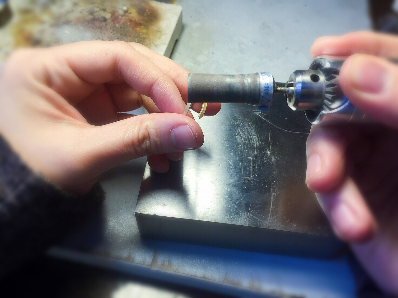 part5
整好的戒指可以开始表面抛光处理<br>从粗砂纸到细砂纸一级级打磨抛光(如果喜欢磨砂效果此处可以用磨砂针打磨)