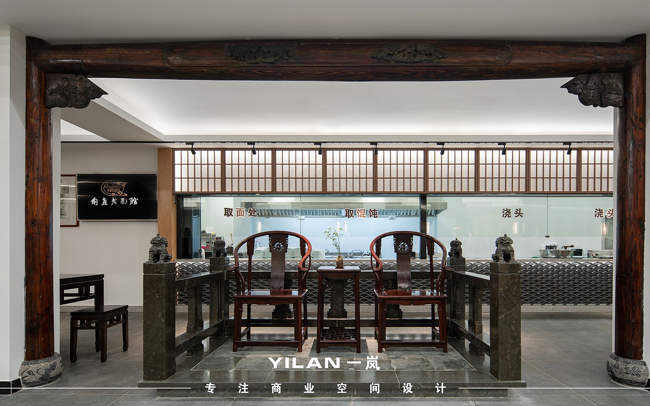 日行万八千里
又晓四夷之语<br><br>“转”——老房屋的横梁构起评弹区域，成为整个空间的一幅泼墨画。<br>围栏兽首环绕，承接天光，兽首为甪直神兽—甪端。