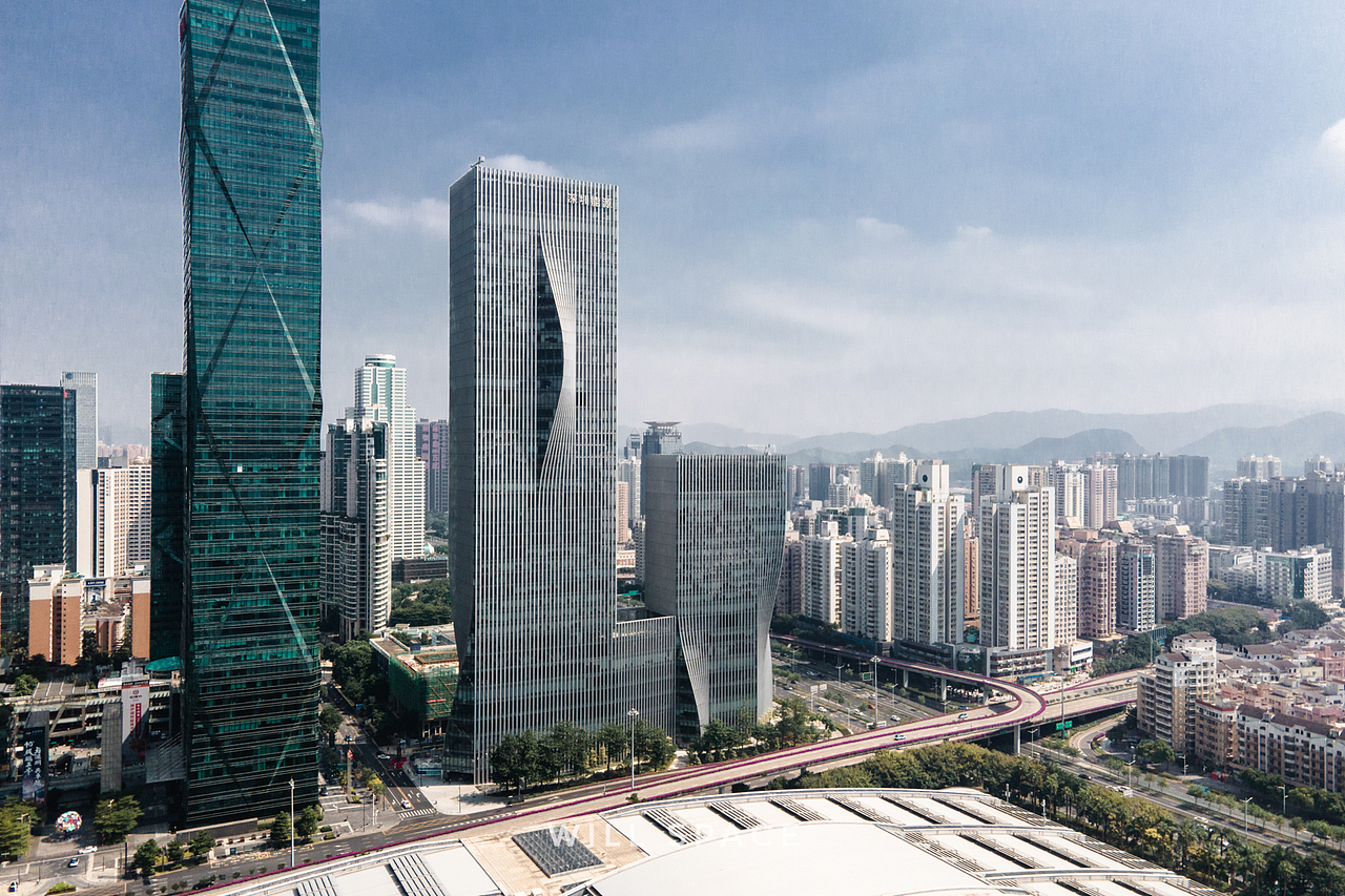 ↑建筑西北面,柔和自然光可透过玻璃幕墙进入室内。