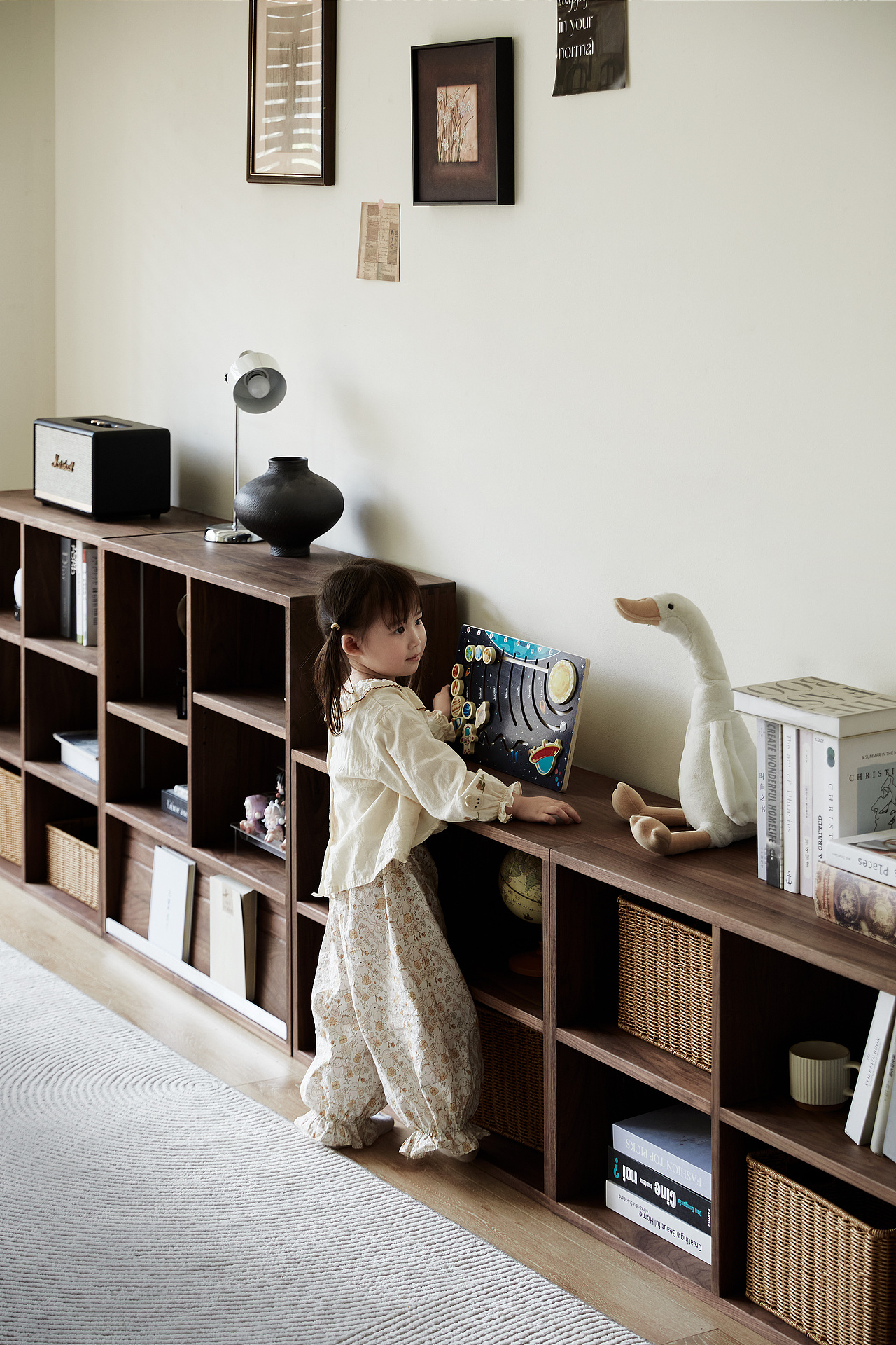 开放格落地,方便收纳玩具或作为展示矮柜