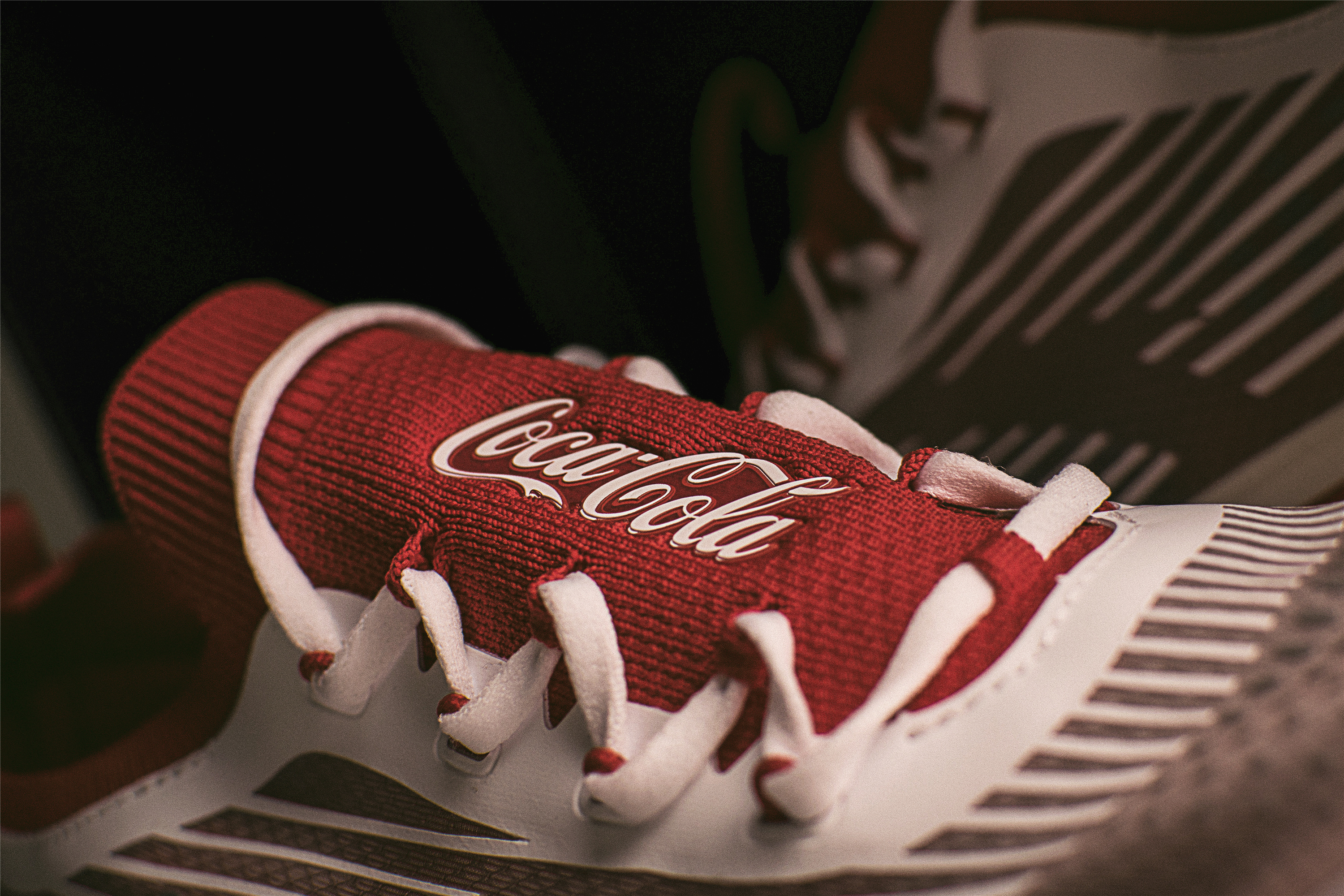 安踏氢跑鞋x可口可乐