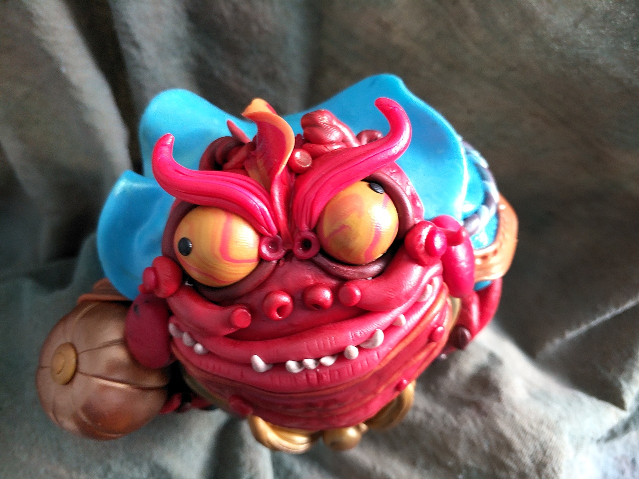 原身是条金鱼精,养于观音菩萨的莲花池中,兵器为一对九瓣赤铜锤.