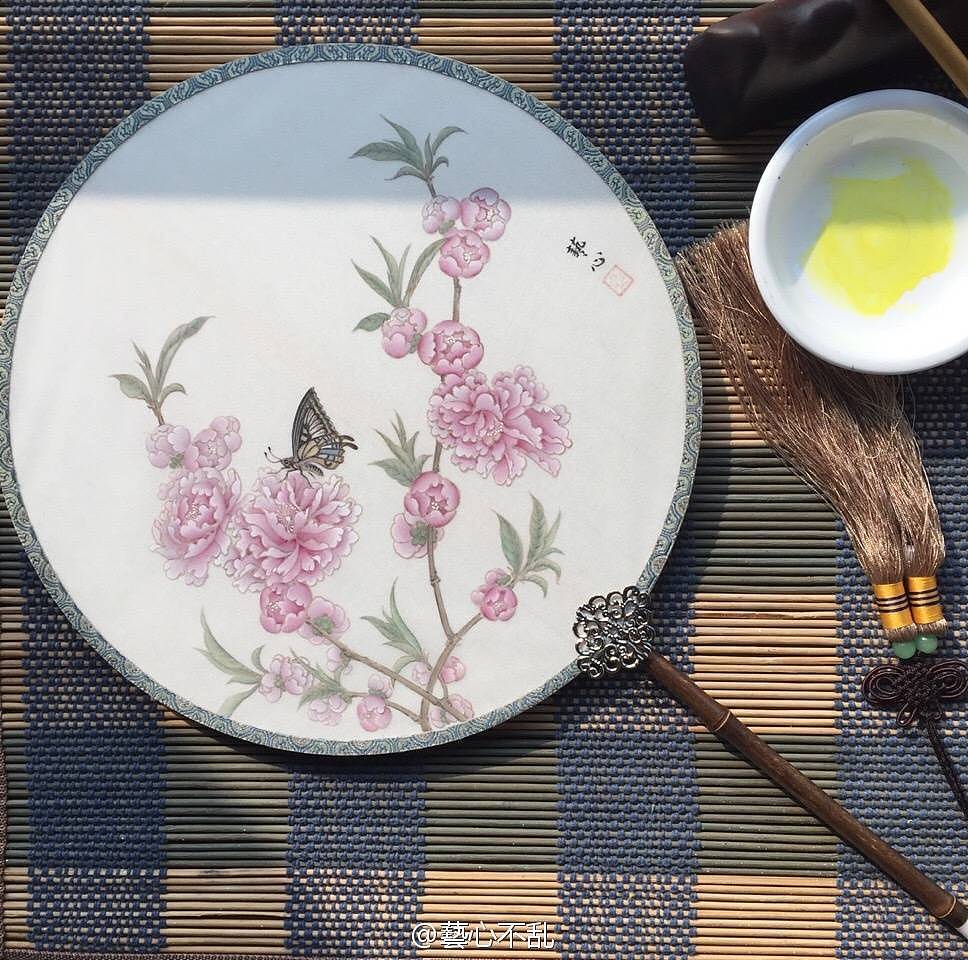 轮如明月尽，罗似薄云穿。无由重掩笑，分在秋风前。